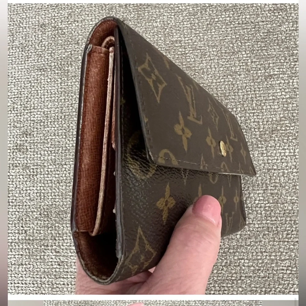 AUTHENTIC LV MONO SARAH WALLET - Picture 13 of 14